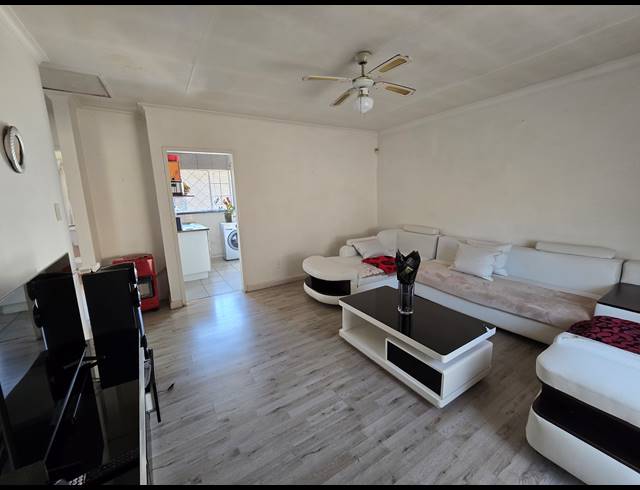 2 BEDROOM FREEHOLD FOR SALE IN MOFFAT VIEW
